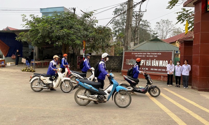 Đội cờ đỏ của Trường THPT Hà Văn Mao (3 nữ sinh áo trắng) tham gia kiểm tra, giám sát học sinh đến trường vào các đầu buổi sáng. Ảnh: Nhà trường cung cấp.