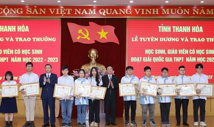 Lãnh đạo tỉnh Thanh Hóa trao Bằng khen cho HS đoạt giải quốc gia năm học 2022-2023. Ảnh: TL.