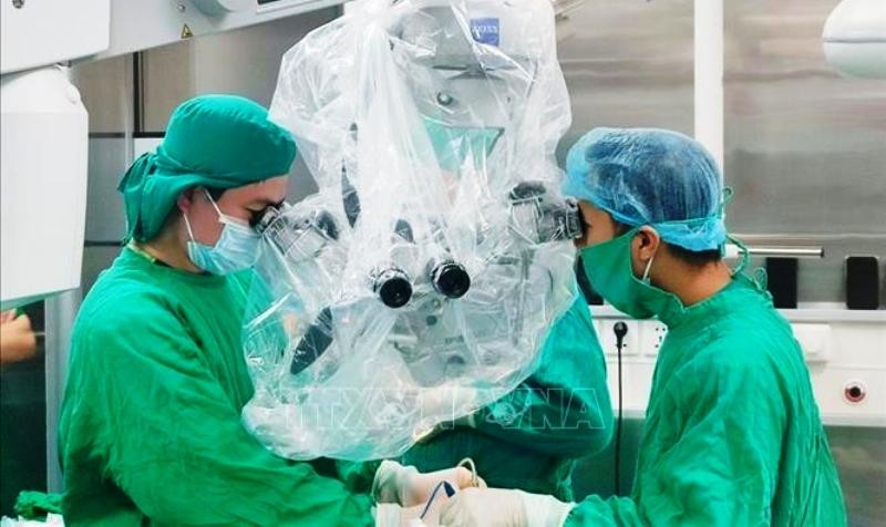 Các bác sỹ Bệnh viện Đa khoa tỉnh Thanh Hóa sử dụng kính vi phẫu để phẫu thuật cắt bỏ khối u não cho bệnh nhân. Ảnh: Bệnh viện cung cấp.