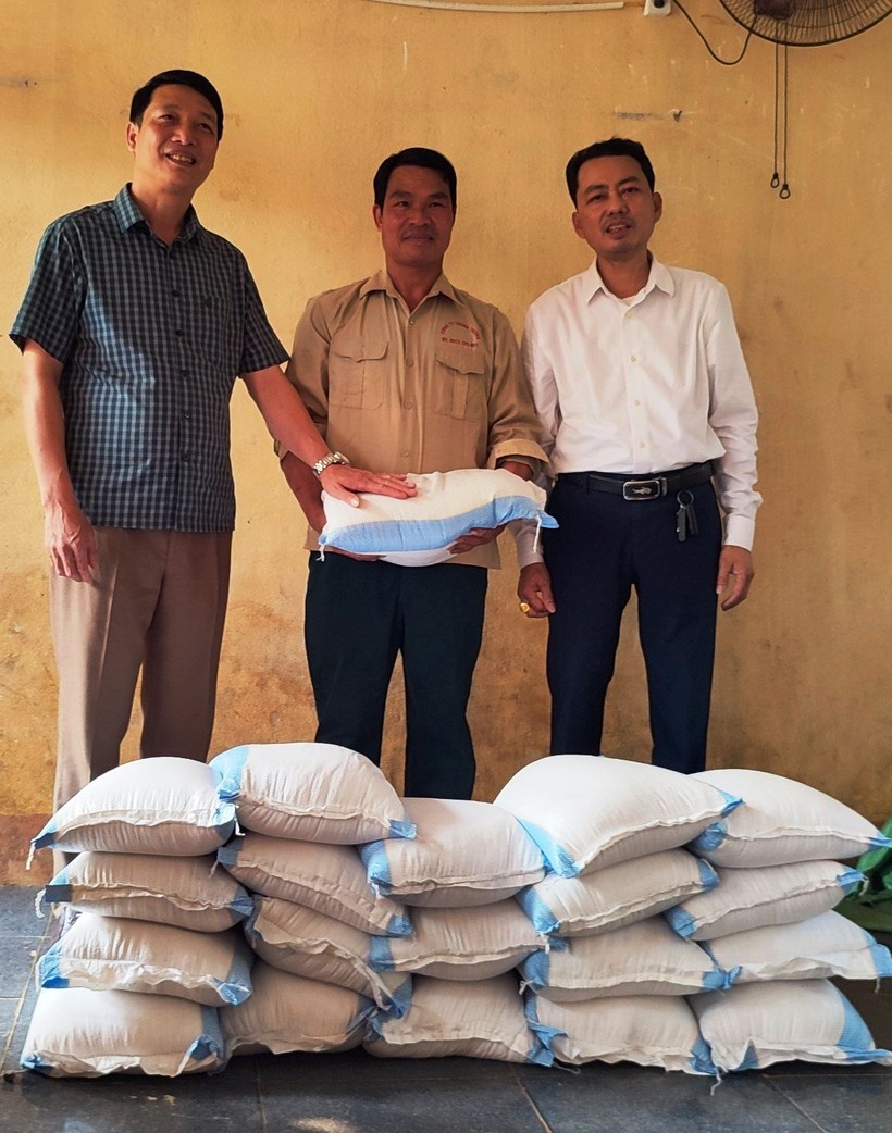 Trao tặng gạo, quần áo cho học sinh nghèo ở Thanh Hóa ảnh 2