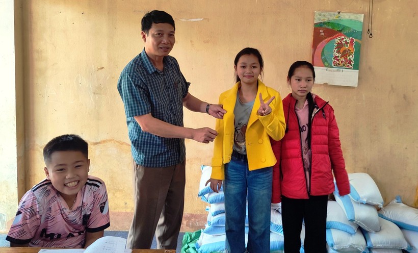 Trao tặng gạo, quần áo cho học sinh nghèo ở Thanh Hóa ảnh 1