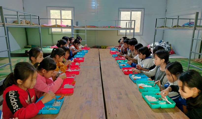 Bằng sự quyết tâm, nỗ lực của cán bộ, giáo viên Trường Tiểu học Thanh Xuân (Quan Hóa, Thanh Hóa), học sinh ở điểm trường đã có nơi ăn, chốn ngủ bán trú. Ảnh: TL.