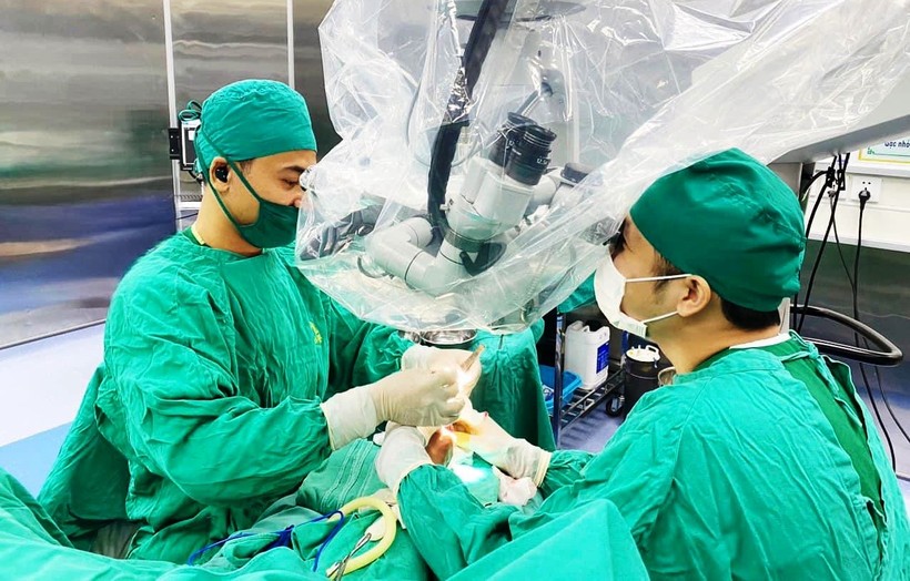 Sử dụng kính vi phẫu trong phẫu thuật thi thể đứt rời tại Bệnh viện Đa khoa tỉnh Thanh Hoá. Ảnh: BVCC.