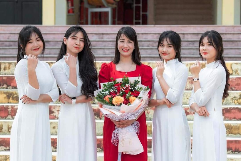 Nữ sinh Phạm Thị Lành (thứ 2 từ phải qua) cùng các bạn của mình và cô Lê Thị Luyến - giáo viên dạy Văn, Trường THPT Quan Sơn (Thanh Hóa). Ảnh: NVCC.