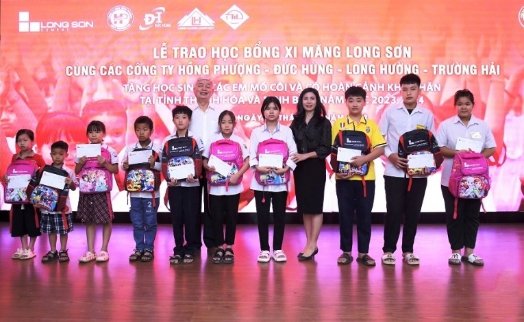 Hơn 200 học sinh khó khăn nhận học bổng của Công ty xi măng Long Sơn ảnh 1