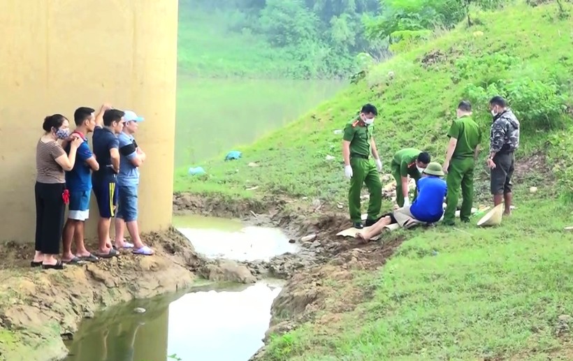 Lực lượng chức năng huyện Thạch Thành tìm thấy thi thể nạn nhân. Ảnh: Bạn đọc cung cấp.