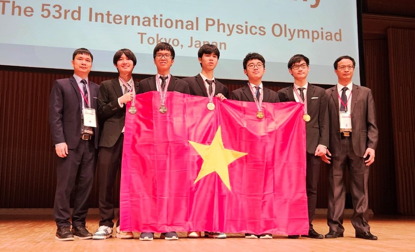 Lê Viết Hoàng Anh (người thứ 2 từ trái sang) cùng các bạn tham dự kỳ IphO 2023 tại đất nước Nhật Bản. Ảnh: Nhà trường cung cấp.