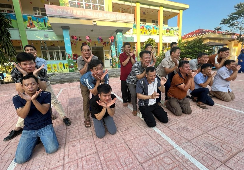 17 thầy giáo mầm non của huyện Bá Thước (Thanh Hóa) đang tập văn nghệ. Ảnh: Thu Hồng.