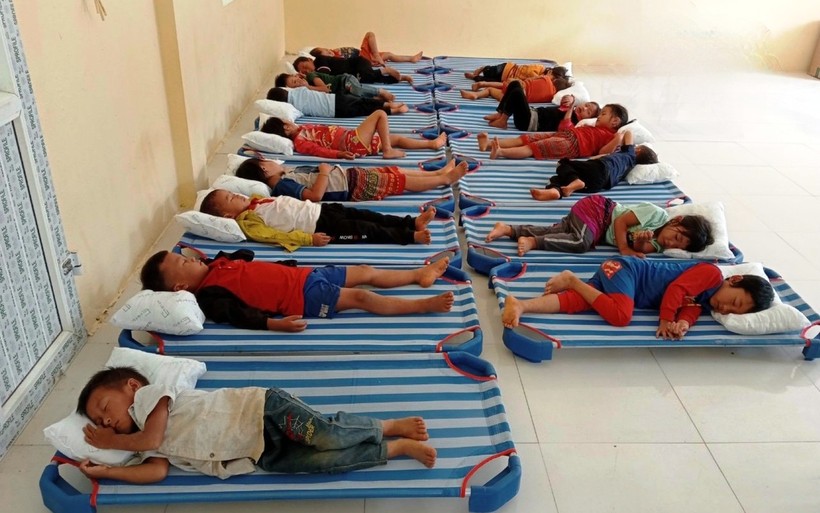 Nhờ sự kết nối của Báo GD&TĐ, những đứa trẻ ở điểm lẻ bản Ón, Trường Tiểu học Tam Chung được ngủ trên những chiếc giường lưới ấm áp. Ảnh: NVCC