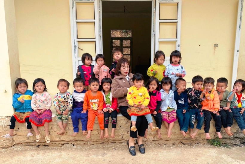 Nữ nhà giáo Hàn Thị Giang đang chăm sóc trẻ. Ảnh: NVCC
