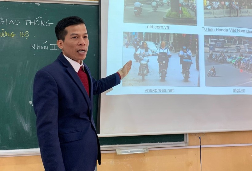 Thầy Vũ Thế Biên - giáo viên Trường THPT Hà Văn Mao (Bá Thước, Thanh Hóa) đang dạy Luật Giao thông đường bộ cho học sinh. Ảnh: NVCC.