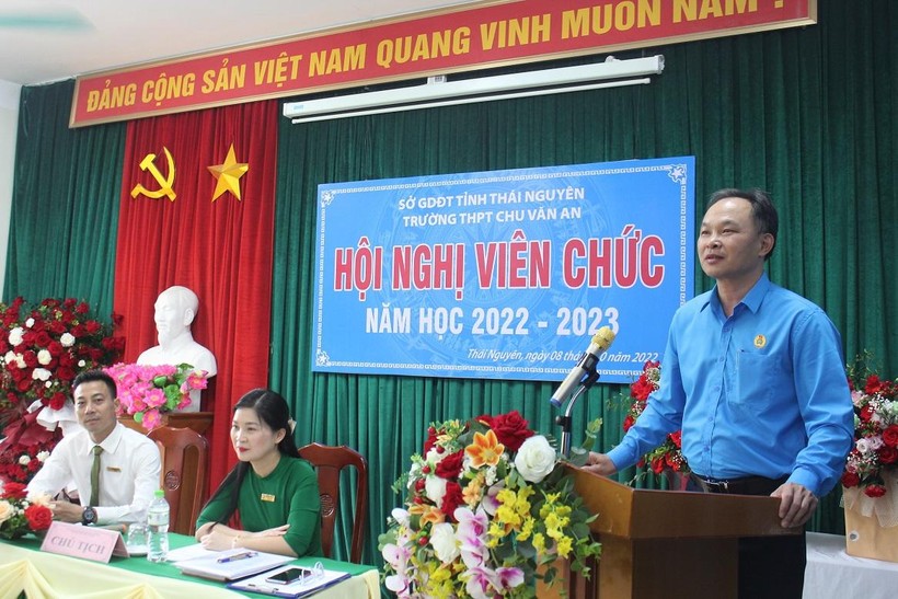 Ông Nguyễn Văn Hải, Chủ tịch Công đoàn ngành Giáo dục tỉnh Thái Nguyên phát biểu về chủ đề "Thực hiện dân chủ ở cơ sở" tại Hội nghị Viên chức năm học 2022-2023, trường THPT Chu Văn An, TP Thái Nguyên.