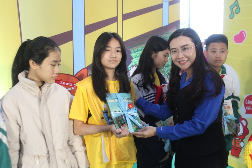 Đồng chí Nguyễn Phạm Duy Trang, Bí thư BCH TW Đoàn, Chủ tịch Hội đồng đội Trung ương trao quà và học bổng cho học sinh nghèo vượt khó tại TP Thái Nguyên.