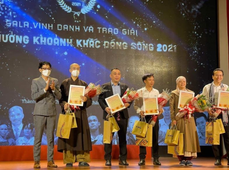 Nhà báo Hà Kiều, Trưởng Ban giám khảo (bìa trái) tri ân Hội đồng giám khảo của Giải thưởng Khoảnh khắc đáng sống lần 2 năm 2021 trong lễ Gala tổng kết. 