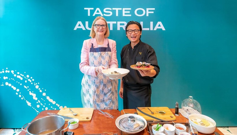 Tổng Lãnh sự Australia Sarah Hooper và đầu bếp Luke Nguyen nấu ăn giới thiệu hương vị Australia. 
