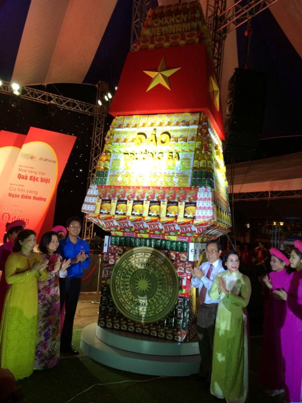 Dựng mô hình cột mốc chủ quyền biển đảo bằng 6.000 sản phẩm Việt