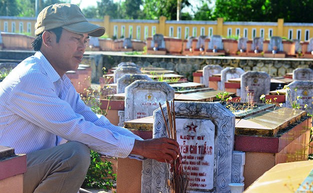 Anh Hà tự nguyện chăm sóc hơn 1.000 ngôi mộ ở nghĩa trang liệt sĩ. Ảnh: Lê Trung
