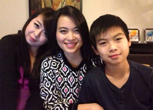 3 mẹ con chị Nguyễn Ngọc Minh (giữa) cùng 2 con Đặng Minh Châu và Đặng Quốc Huy. Ảnh Facebook