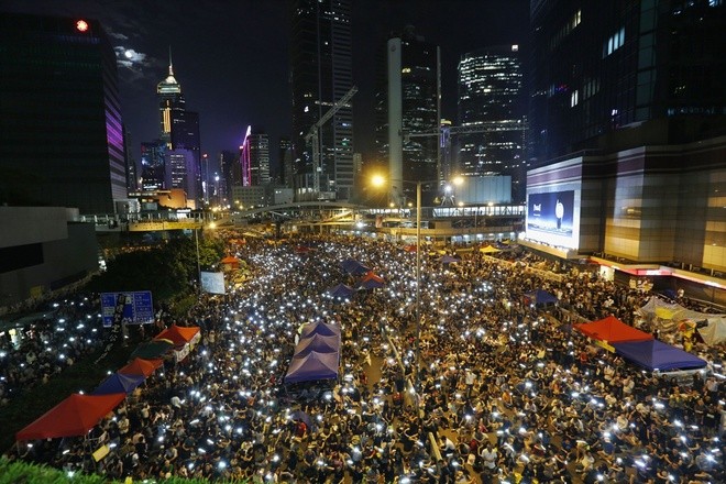 Hàng nghìn người tràn ra đường biểu tình ở Hong Kong