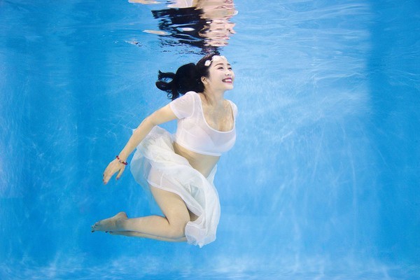 “Bà bầu” Ốc Thanh Vân diện bikini khiêu vũ dưới nước