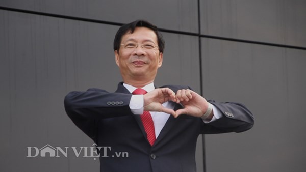 Chính trị gia tỉnh Quảng Ninh khum tay tạo trái tim, xì tin chào du khách