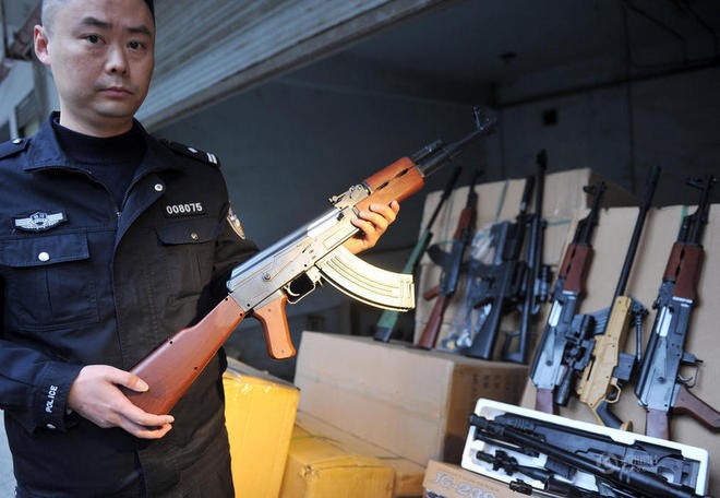 Trung Quốc tịch thu 10.000 khẩu súng giả
