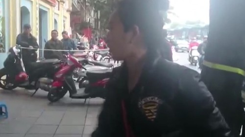 Cô gái rút dao dọa chém cảnh sát khi bị giữ xe máy
