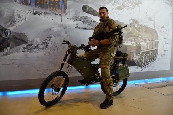 Xe đạp siêu tốc điện tích hợp vũ khí khủng của quân đội Nga