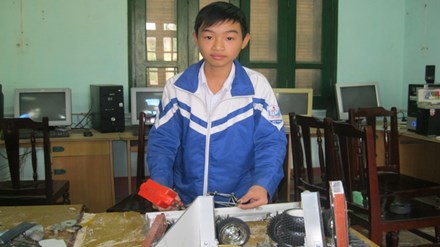 Nguyễn Văn Hoan bên mô hình robot cứu hộ đa năng.