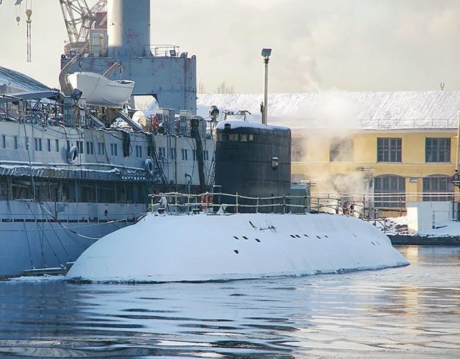 Tàu ngầm HQ 184 Hải Phòng tại nhà máy Admiralty Verfi sau chuyến thử nghiệm.
