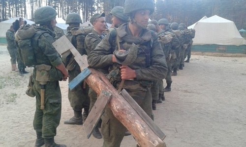 Hài hước lính Nga dùng súng gỗ trong huấn luyện