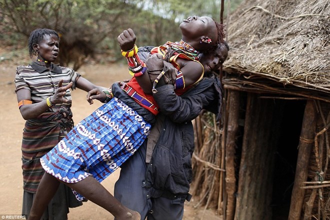 Phong tục đám cưới kỳ lạ ở Kenya