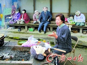 Những hình người nộm này đều do một phụ nữ trẻ tuổi nhất làng - 65 tuổi - tên là Ayano Tsukimi làm mỗi khi khi có người mất.