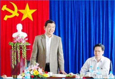 Ông Lê Thanh Phương (bên phải) bị đề nghị kỷ luật vì vi phạm nguyên tắc trong quản lí tài chính. Ảnh tư liệu của Sở TT - TT Phú Yên