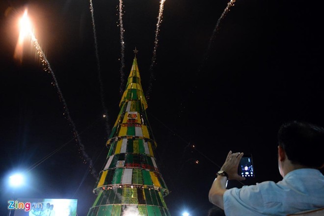 Giới trẻ đi xem cây thông Noel cao nhất Việt Nam