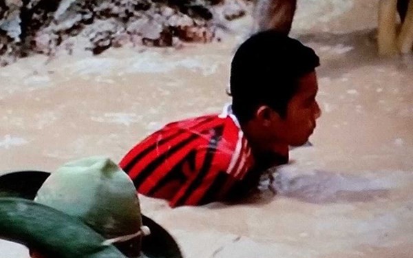 Trẻ em ở mỏ thiếc Bangka (Indonesia) hì hục mỏ thiếc dưới bùn lầy.