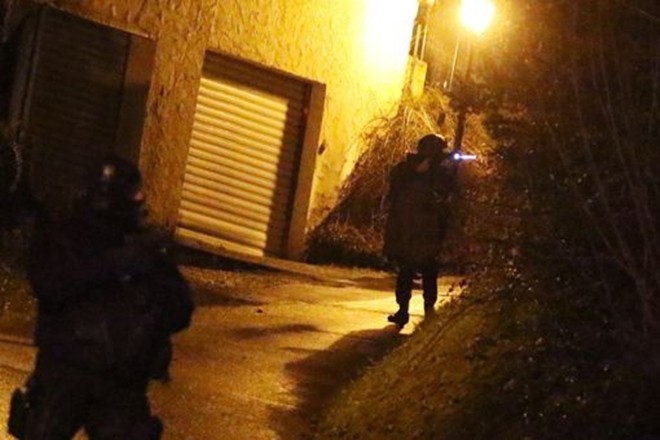 Cuộc truy đuổi nghi phạm tấn công báo Pháp