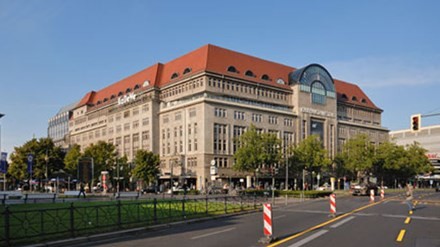 Địa điểm xảy ra vụ án thuộc tòa nhà phức hợp của quần thể thương mại KaDeWe, cũng là trung tâm mua bán lớn nhất châu Âu.