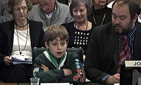 Cậu bé Aex Rukkin đang trình bày quan điểm tại Quốc hội
