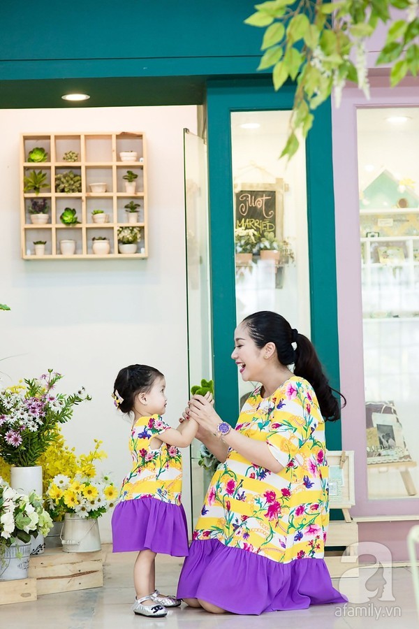 Bộ ảnh cực dễ thương của “bà bầu” Ốc Thanh Vân và con gái