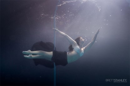 Vẻ đẹp của vũ công múa cột dưới nước