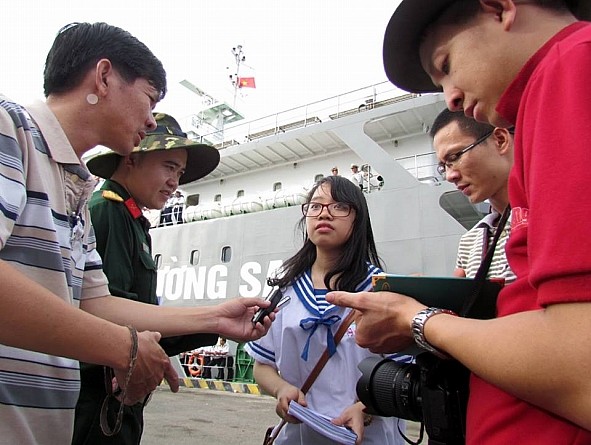 Ngọc (ở giữa) trả lời phỏng vấn về tập thơ viết tay tặng lính đảo Trường Sa tại Quân cảng Cam Ranh. Ảnh nhân vật cung cấp.