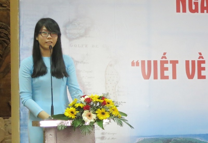 Hồ Thị Thanh Thảo - nữ sinh đoạt giải Nhất cuộc thi "Viết về huyện đảo Hoàng Sa thân yêu" ở Đà Nẵng.