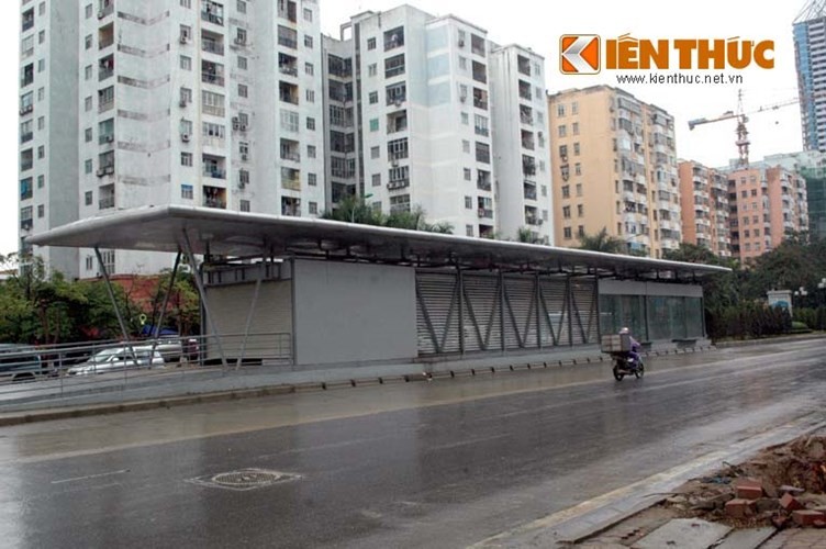 Nhà chờ xe buýt triệu đô ở Hà Nội chưa vận hành đã hoen rỉ