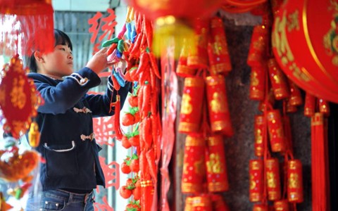 Người Trung Quốc chuẩn bị đón tết Ất Mùi. Ảnh: AFP