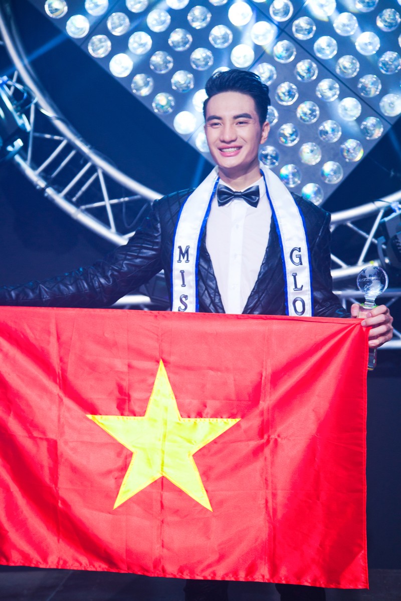 Nguyễn Văn Sơn chiến thắng trong đêm chung kết cuộc thi Nam vương toàn cầu 2015, ngày 7/3