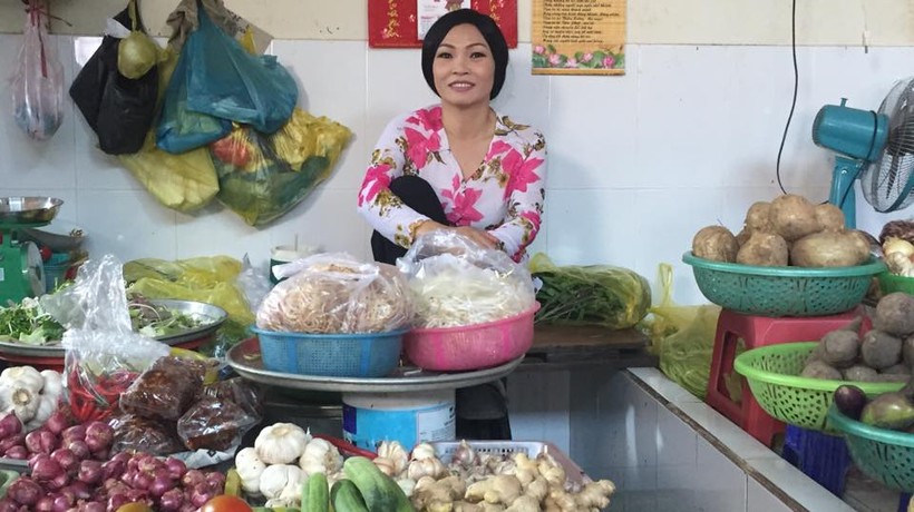 Phương Thanh mặc điệu đà bán rau ở chợ