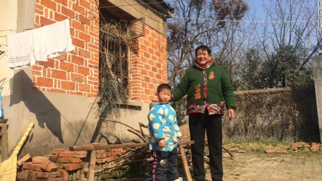 Cha mẹ trở nên xa lạ với hàng triệu trẻ em Trung Quốc
