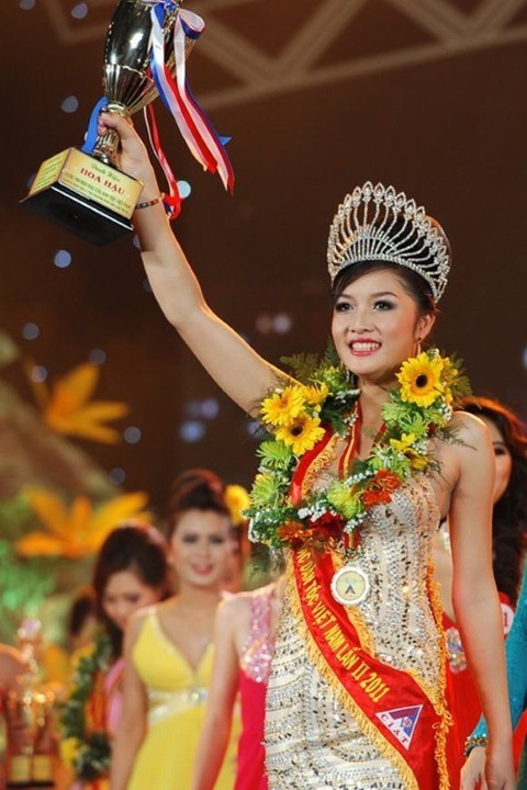 Triệu Thị Hà khi đăng quang Hoa hậu các dân tộc Việt Nam 2011.