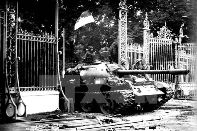 Xe tăng quân Giải phóng đánh chiếm Dinh Tổng thống ngụy quyền Sài Gòn. Ảnh: Trần Mai Hưởng/TTXVN